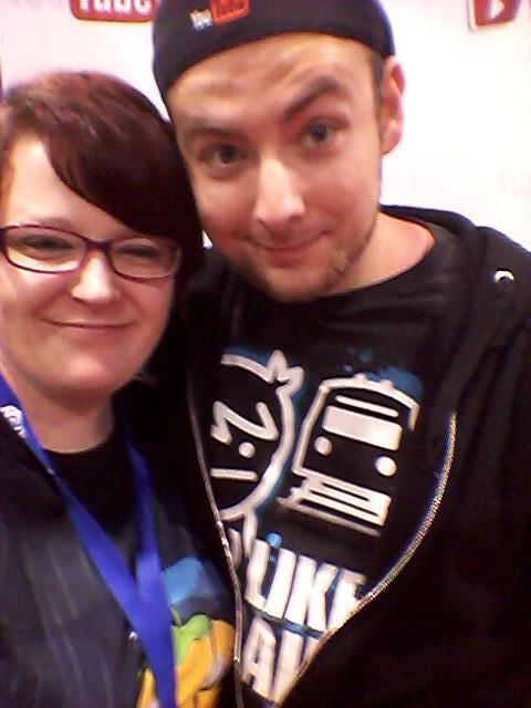 payton_fr's tweet photo. Best food given to me and show suggestions at #Vidcon2014 is... @thetomska ! Finally after 3 days got to meet him! http://t.co/dcaW6AcMaH