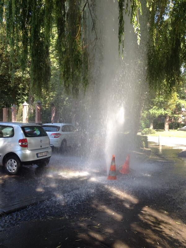 Accident met waterpomp. 15 minuten al fontein van 15 meter #vtmnieuws #4040