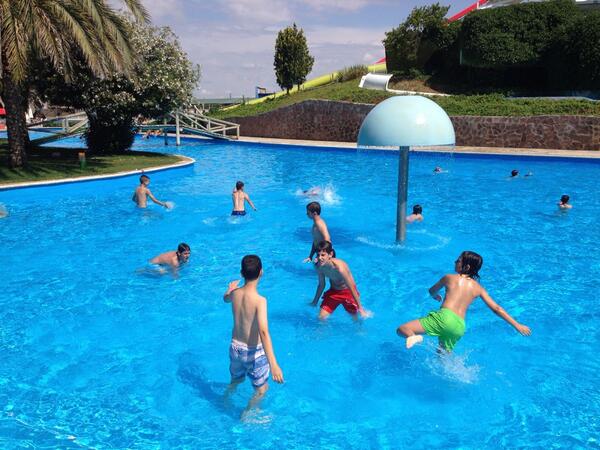 CampusBolanos's tweet photo. Uno, dos y tres... ¡Todos al agua! #CampusFutbolBolaños http://t.co/Y0lzgJUOyy