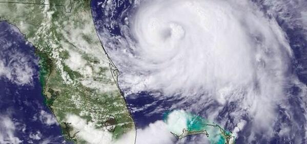 TODAYshow's tweet photo. #Arthur strengthens into hurricane &amp; takes aim at East Coast: http://t.co/dz9O5HExjw http://t.co/3zgT1t5aiZ