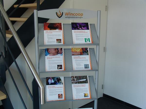 Zojuist prachtige folderserie in hal geplaatst. Ontwerp <a href="/jacovdhudding/">Jaco van den Hudding 🇳🇱🇮🇱</a> Drukwerk <a href="/GGVeldhuizen/">Gerhard Veldhuizen</a> bhv-vca-ehbo.nl