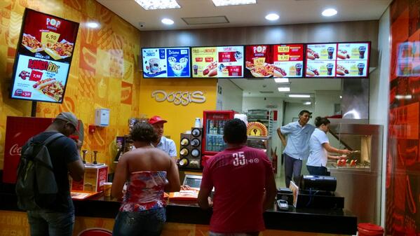 A loja do Doggis do shopping Estação BH ficou ainda mais incrível com o menu digital da dntv! Gostou? #feitopeladntv