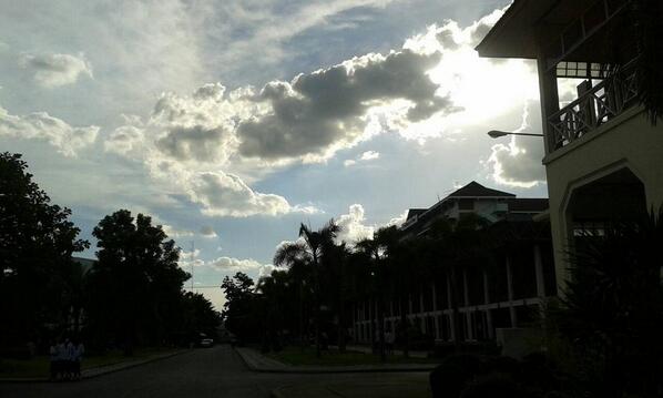 peterpangpoppin's tweet photo. บรรยากาศของสุระวันนี้~~ สวยฝุดๆ #SRNfact 
Photo via @tibbuuuu http://t.co/jIrO9cDvl7