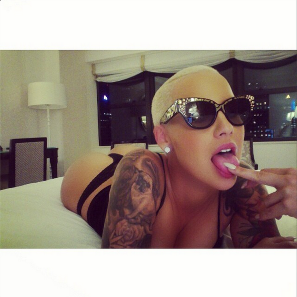 LinuxLeone's tweet photo. "@GlobalGrind: So this is what Amber Rose does when she's alone in a hotel room... http://t.co/nhqoqSnEB3 [PHOTOS] http://t.co/PmeqwIFFep"