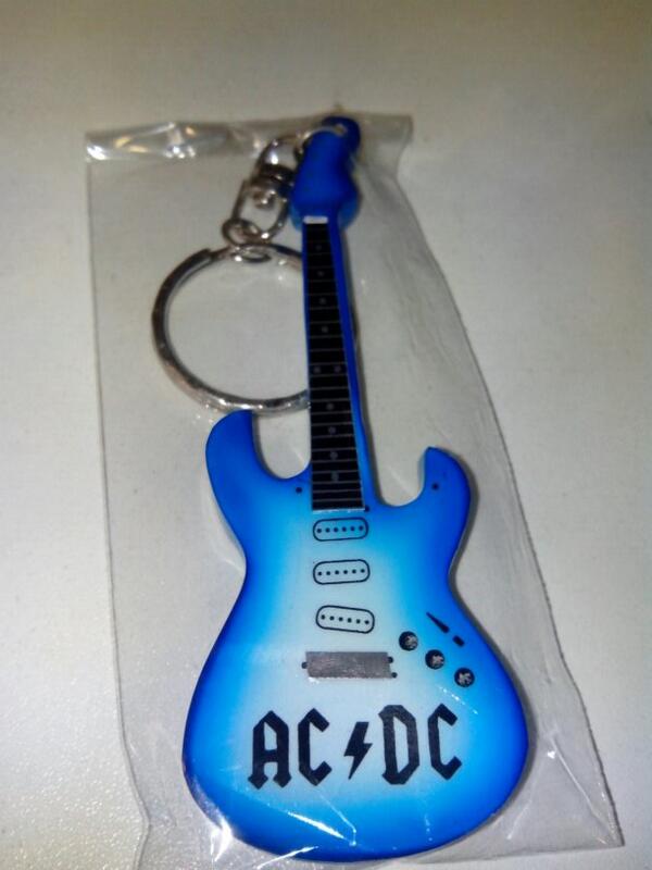 oltrainstrument's tweet image. Entre todos nuestros seguidores que hagan retweet antes del 11 de Julio sortearemos este magnifico llavero-guitarra.