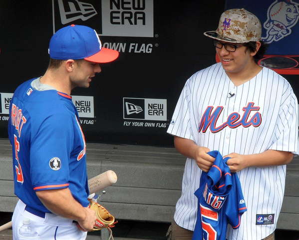 Mets's tweet image. When you vote for #DavidWright you are entered for the chance to meet him! #VoteWrightNow atmlb.com/1pM1ihI