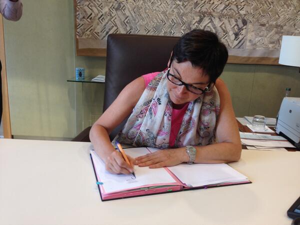 AnnickGirardin's tweet photo. Instant solennel, je signe à mon bureau la #loidev ! Ma première loi ! Merci à @pcanfin pour le travail effectué ! http://t.co/C3waDT9gnk