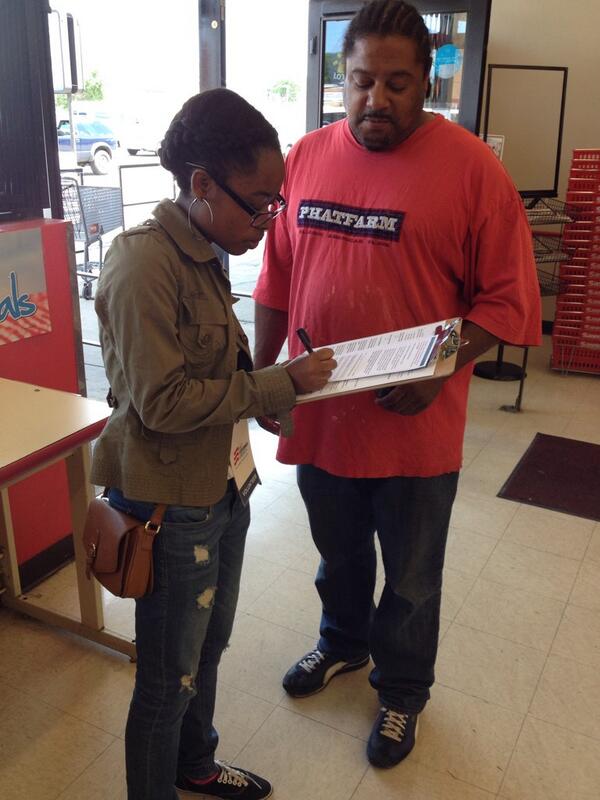 VforVenick's tweet photo. @buildOnChiYPB BuildOn intern Kyler helping people to #GetCovered at the Save-a-Lot store in Lawndale! @GetCoveredIL http://t.co/JyogPVuHM1