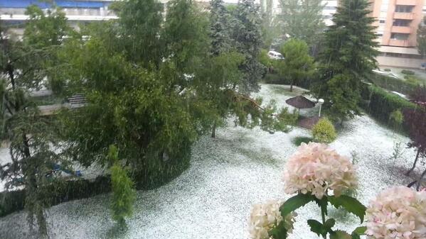 sonsoletus's tweet photo. @abc_es menuda forma de granizar!!#TemporalABC http://t.co/sMgAVL32TA