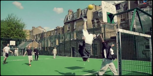 CNNChile's tweet photo. [VIDEO] Revive el espectacular partido de fútbol freestyle en una "cancha inflable" http://t.co/LBsfCoSMIZ http://t.co/26etk72gsh