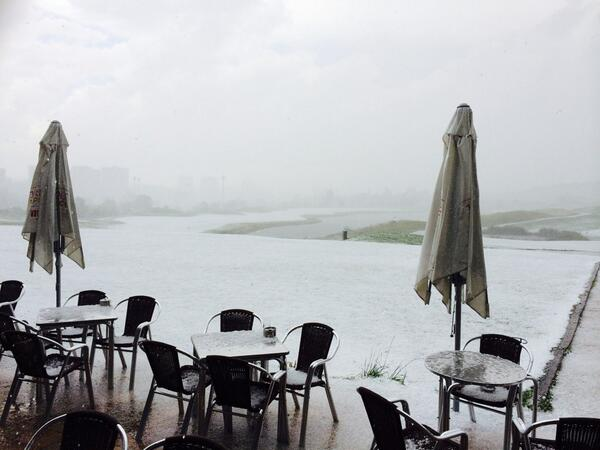 telecincoes's tweet photo. Espectacular granizada en Madrid, FOTOS>  http://t.co/1xlUnT98B4 http://t.co/M7jjL2IKmN