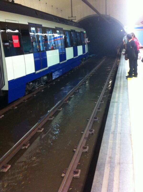 Paustellez's tweet photo. Metro de madrid, rema. http://t.co/gK9vZaJoDy