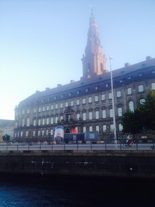 wickmann's tweet image. Kære turist. Til højre ser du det danske Folketing + tre skurvogne og en redbull... #såhellerefredsvagten