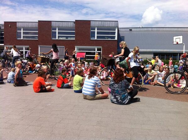 Groep 8 neemt afscheid van school! Nog 1 keer fietsen op het schoolplein.