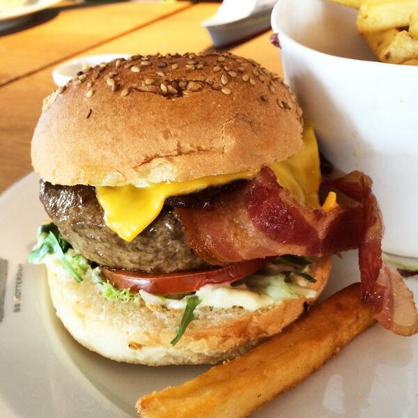 creativiteiten's tweet photo. Ook op kantoor moeten we de burgers proberen, om te vieren dat de bouw van @ShareYourBurger is begonnen :) http://t.co/UjuH0X6nv4