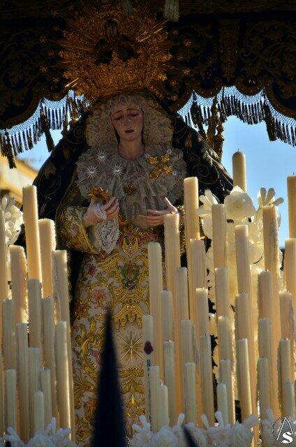 Eres la luz que ilumina a la ciudad
Eres la Estrella de Sevilla
Eres la Estrella andaluza
Eres la Estrella de mi vida