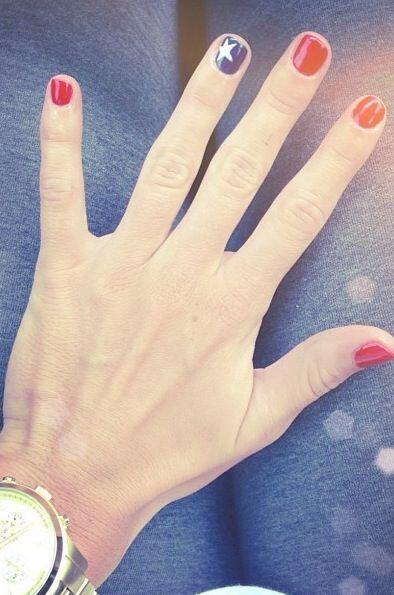 MirrorMirrorTV's tweet photo. 4th of July Nails! http://t.co/BmViv6kUh8