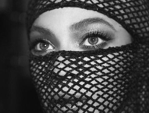 fashionotes's tweet photo. What makeup does the Queen wear ?! http://t.co/yRkcLv9lLm via @styledaily_ #makeupe #beyonce #queen http://t.co/sYDG8HzUko