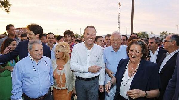 diarilaveucat's tweet photo. El PP organitza un sarau a València en l’aniversari accident del metro @avm3j http://t.co/koTxBO4ihV via @laveupv http://t.co/GvZylfS2u0