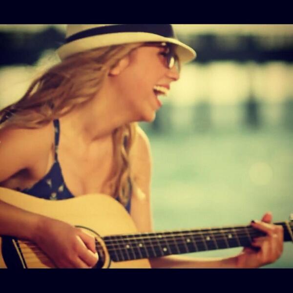 Marilyofficiel's tweet image. "Ce sont mes rêves qui rendent ma vie bien meilleure" 💜 🎤 🎶
po.st/CSMRitunes
instagram.com/p/p_pzmfxsab/