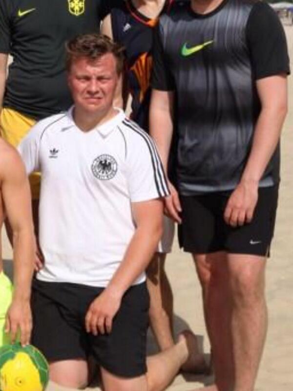 peterfalktoft's tweet photo. Efter selvmål og en kæmpe afbrænder i overtiden var @DRSportens Kasper Helweg i tårer ligesom Julio Cæsar #DRvsTV2 http://t.co/tUPecWaTN6