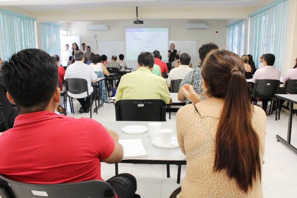 FEYAC2014's tweet photo. En el taller "Fondo Anual, 21 preguntas y respuestas para asegurar el éxito" impartido por la Mtra. Deborah San Román http://t.co/Pn2xBmY9D8