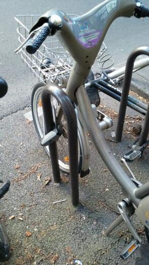 cyclo_fred's tweet photo. @Velib 25590 avec antivol 117 av de choisy. @Mr_tom4 j'ai retirer l'obus des valves...  pour faire chier le voleur http://t.co/rtNy8Hy1wu