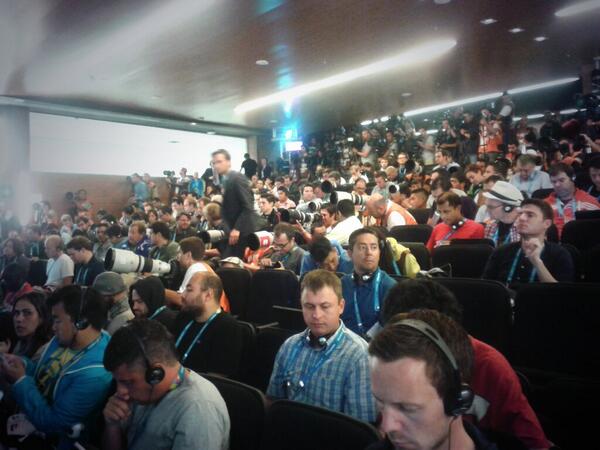 HovineYann's tweet photo. DD : "ya du monde..." plus de 200 journalistes à la conférence de presse de DD et HL. C'est aussi ça #FRAALL http://t.co/FfHuLZjheC