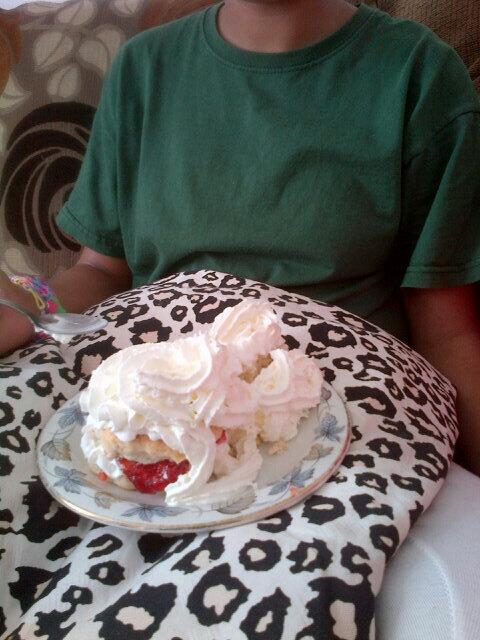 Ok scones with jam and cream, this is how an 11 year old does it! http://t.co/O4RBMEuulK<a href="/tag/gaga"class="tags"><span>#gaga</span></a>