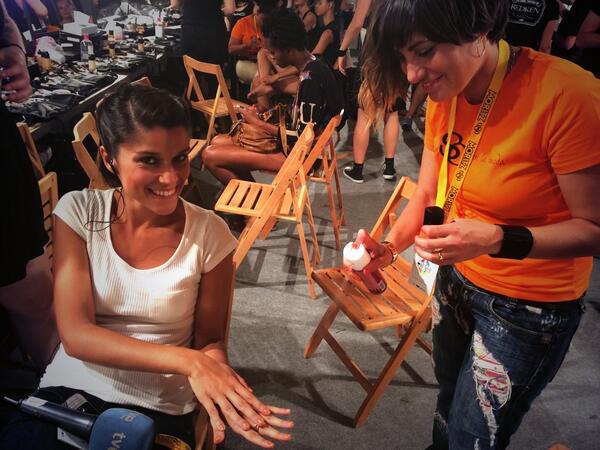 salerm_es's tweet photo. También a la reportera de @ed_tve le hemos maquillado las uñas en la @080_bcn_fashion #080salerm http://t.co/qMMCcwLgd6
