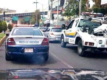 jaczeuz's tweet photo. Estos circularan porque seguramente son más nuevos y sí tienen un mantenimiento efectivo #NoAlHoyNoCirculaSabatino http://t.co/aj0tDgtaz2