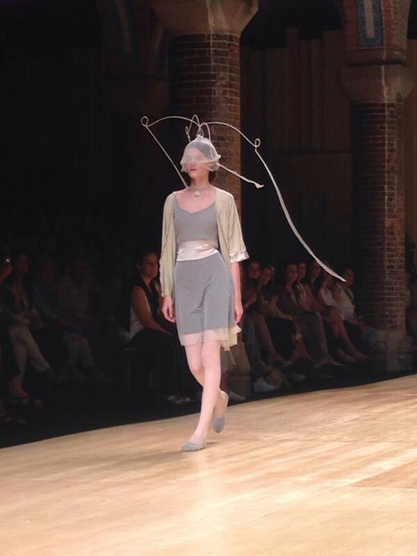 SmartViolets_es's tweet photo. Los tocados son los protagonistas del desfile de @NatalieCapell #080bcnfashion http://t.co/EO5cLYaVCk