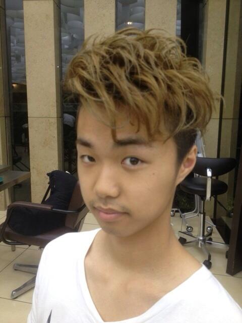 田中慎一 新宿美容室 Felice フリーランス美容師 على تويتر アシスタント難波君金髪モヒカンヘアhttp T Co Bnce5eahaw モヒカン 金髪ヘア 雅好き 難波 メンズヘア 三代目好きな人rt カッコいい髪型 Http T Co Bk6pdgap4u