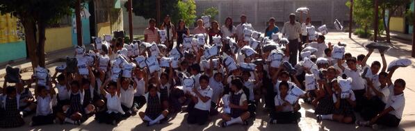 marisolpena011's tweet photo. Caraitas felices en la Escuela Profr. Manuel Chairez Martínez al recibir sus #UniformesEscolaresGRATIS @Tere_AdelC http://t.co/CKJyIVtdaz