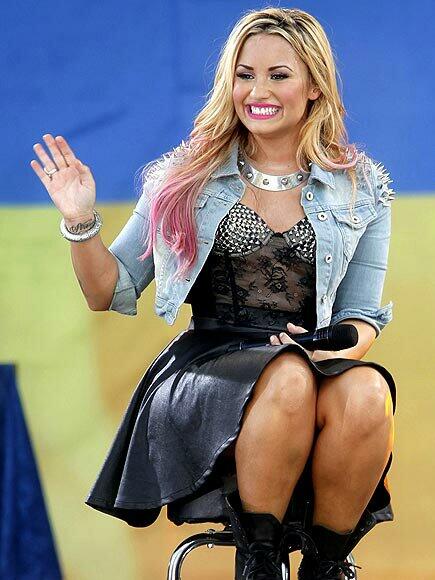 Sierra smiled as she took a deep breath before walking onto Pride Rock waving to everyone. #OpenRp