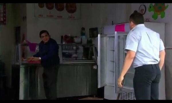 FabiiArenass's tweet image. #LaGata #Cap39 @DanArenas @MaiteOficial jajaja al Italiano le roban ¿quien? Garabato, Esme elije vestido #Pablo feliz