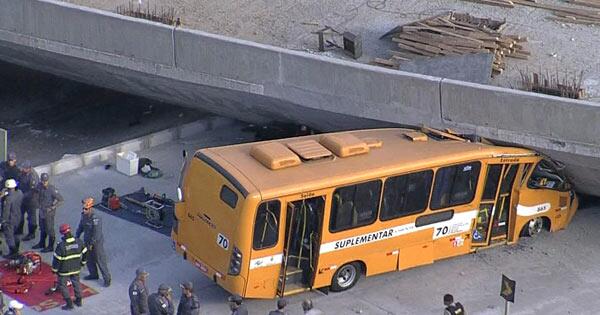 g1's tweet photo. MG: Viaduto desaba na região da Pampulha, em BH, atinge veículos e deixa morto e feridos http://t.co/Ybbfr1bsXW #G1 http://t.co/KeSGm9mHZA