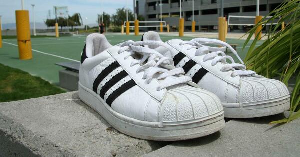 JackThreads's tweet image. #tbt's got us thinking about our old #shelltoes...

Behold the 12 best shoes of the 90s: bit.ly/1qshItx