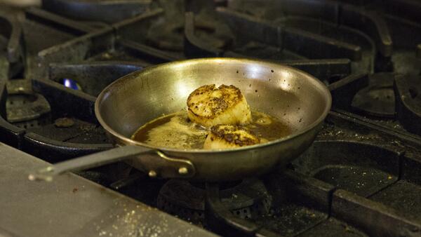munchies's tweet photo. Chef @MichaelTeich1's scallop game is strong. Here's a how-to on how to cook them perfectly. http://t.co/Pzif5sqvsS http://t.co/IuolOjnKbq