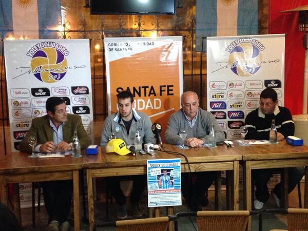 WinSockBar's tweet photo. En vivo conferencia de prensa voley solidario. Muchas gracias @LucianoDeCecco x el aguante http://t.co/2AvD5TdoVv