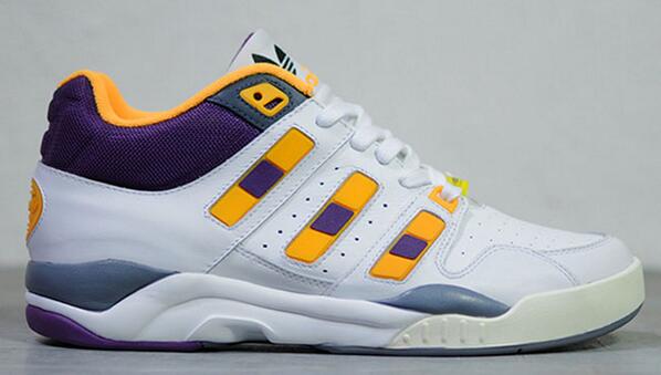 SoleCollector's tweet image. .@adidasoriginals keeps the retro tennis wave rolling with a new Torsion Court Strategy: sol.ec/1rqmnOg