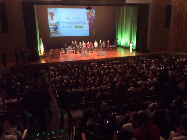 governo_rs's tweet image. Começa a agora a formatura de 1.800 mil alunos do #Pronatec, em Novo Hamburgo