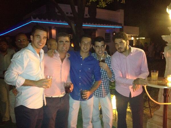Fran_Payan's tweet photo. De fiesta con mis hermanos @ale_b_f_ @eiris_juan @juan_galgo http://t.co/VIeHV1r1KM