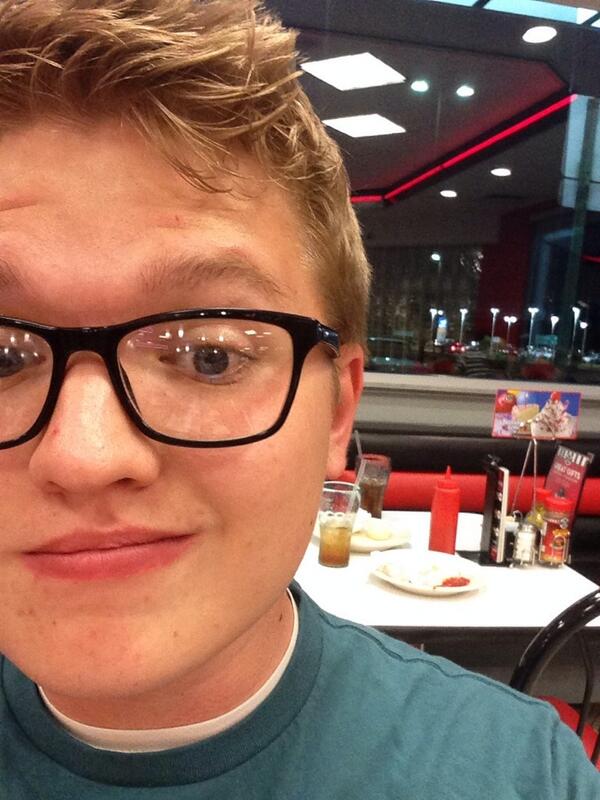 Rahbeann's tweet photo. @SteaknShake dirty table selfie (they left 45 minutes ago) #steaknwait http://t.co/Th0VvJ1FSn