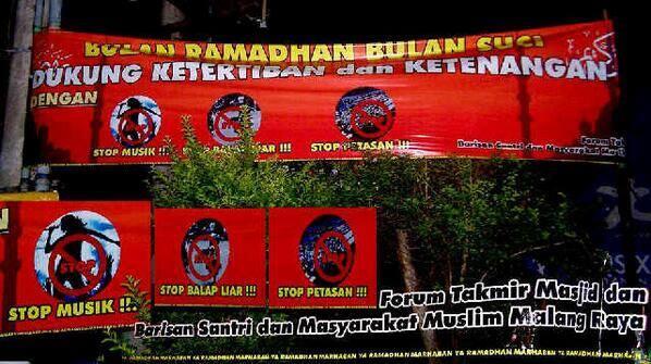 Freak! RT @CableCar_MLG: Ini lah tingkah orang gila dengan statemen yang tertulis di spanduk selama bulan ramadhan. "