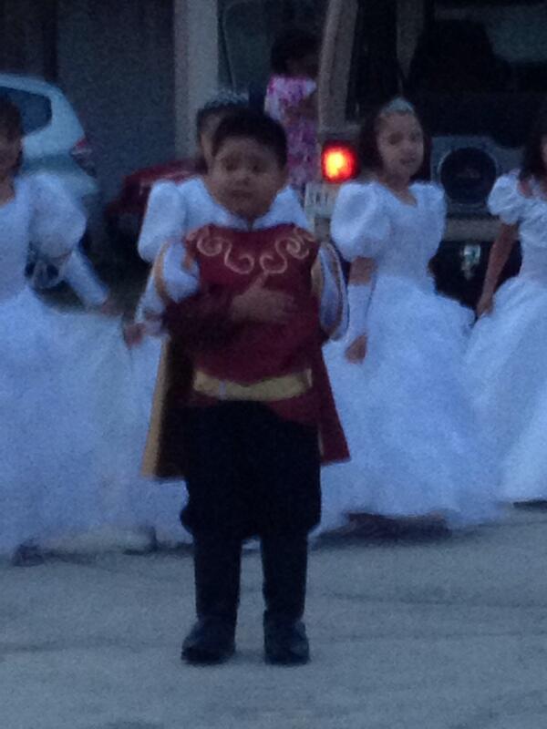 wiwo1973's tweet photo. Mi principito en su graduación de   Kinder garden http://t.co/pbbSMAeT70