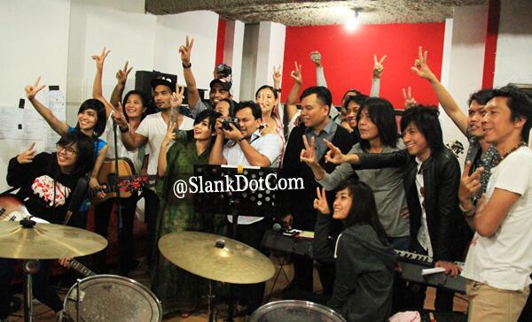 slankdotcom's tweet photo. Prosesi Latihan Konser Akbar Salam 2 Jari #Ngabuburit2Jari http://t.co/jJOv2bFduB #AkhirnyaMilihJokowi http://t.co/66uYutlt3J