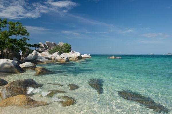 Indo_Virtual's tweet photo. Pulau ‘Sang Pemimpi’ dikelilingi oleh ratusan pulau-pulau kecil dan pantai nan indah http://t.co/SXWaNnxDde