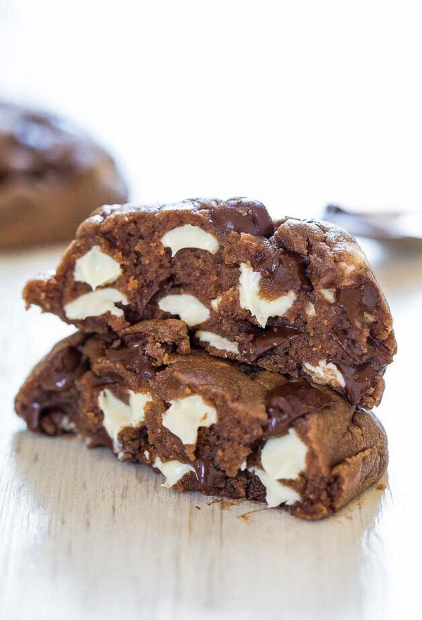 PhotoFoodPorn's tweet photo. Soft and chewy nutella white chocolate chip cookies. http://t.co/vqsaLUXjol