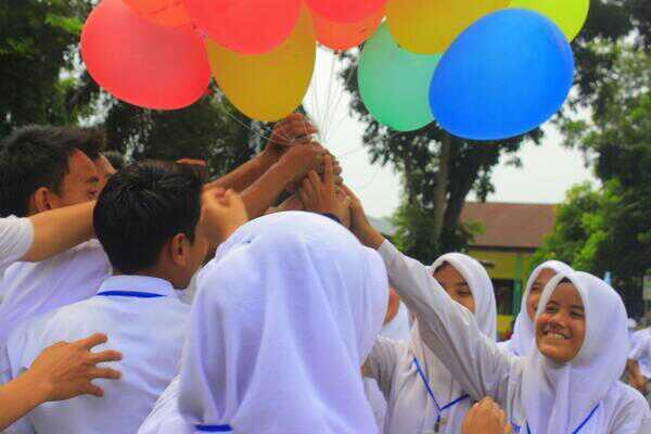 Pelepasan balon tanda berakhirnya MOS 2014.